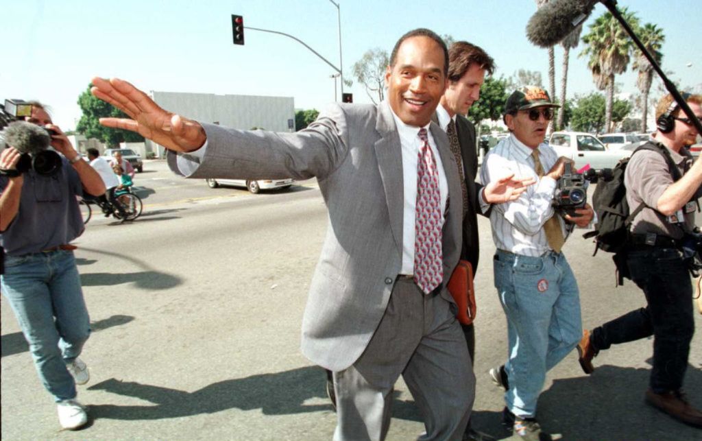 O.J. Simpson crosses the street from the courthous