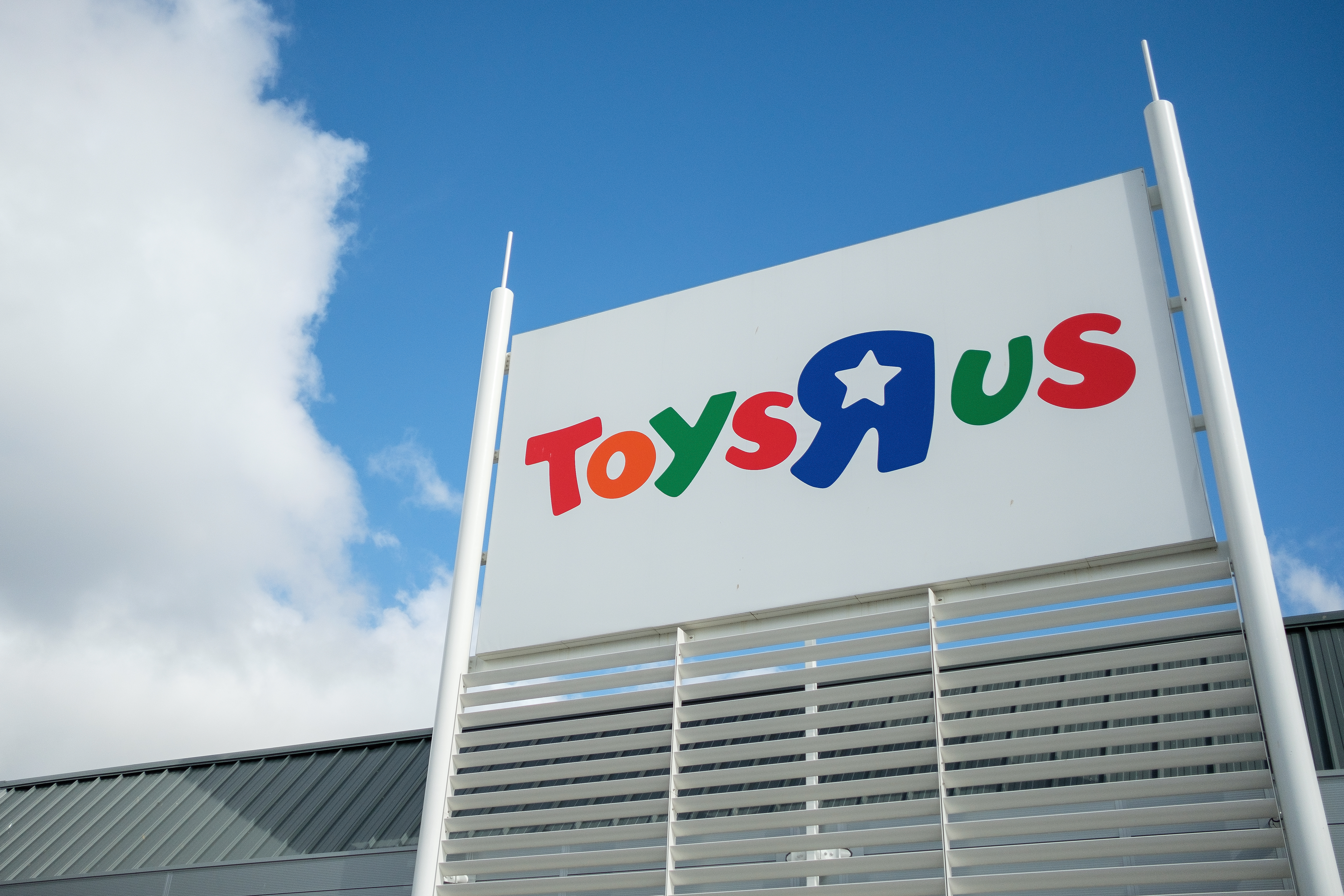 Toys 'R' Us Files For Bankruptcy