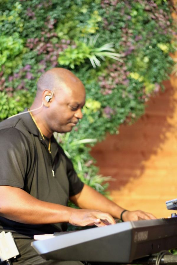 Johnny Gill and Perfekt Blend Band at Majic Wednesdays